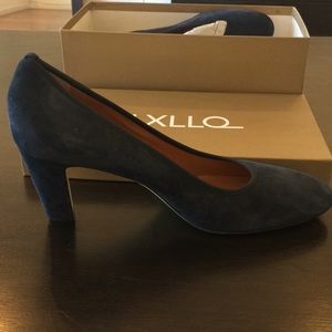 LLX LLQ suede closed toe navy pumps